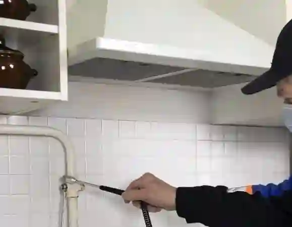 Починка газовой трубы которая пропускает газ.